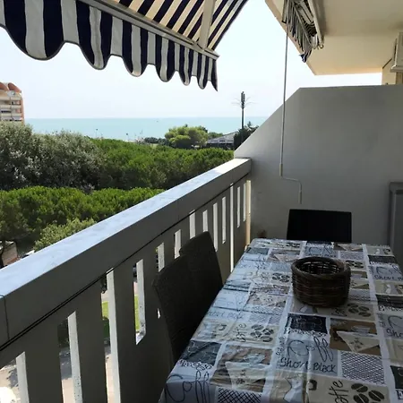 Colourful Studio With Shared Pool For 4 Guests