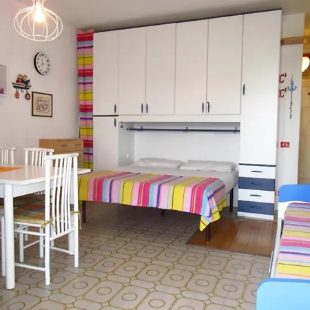Colourful Studio With Shared Pool For 4 Guests 아파트 포르토 산타 마게리타 디 카오를레